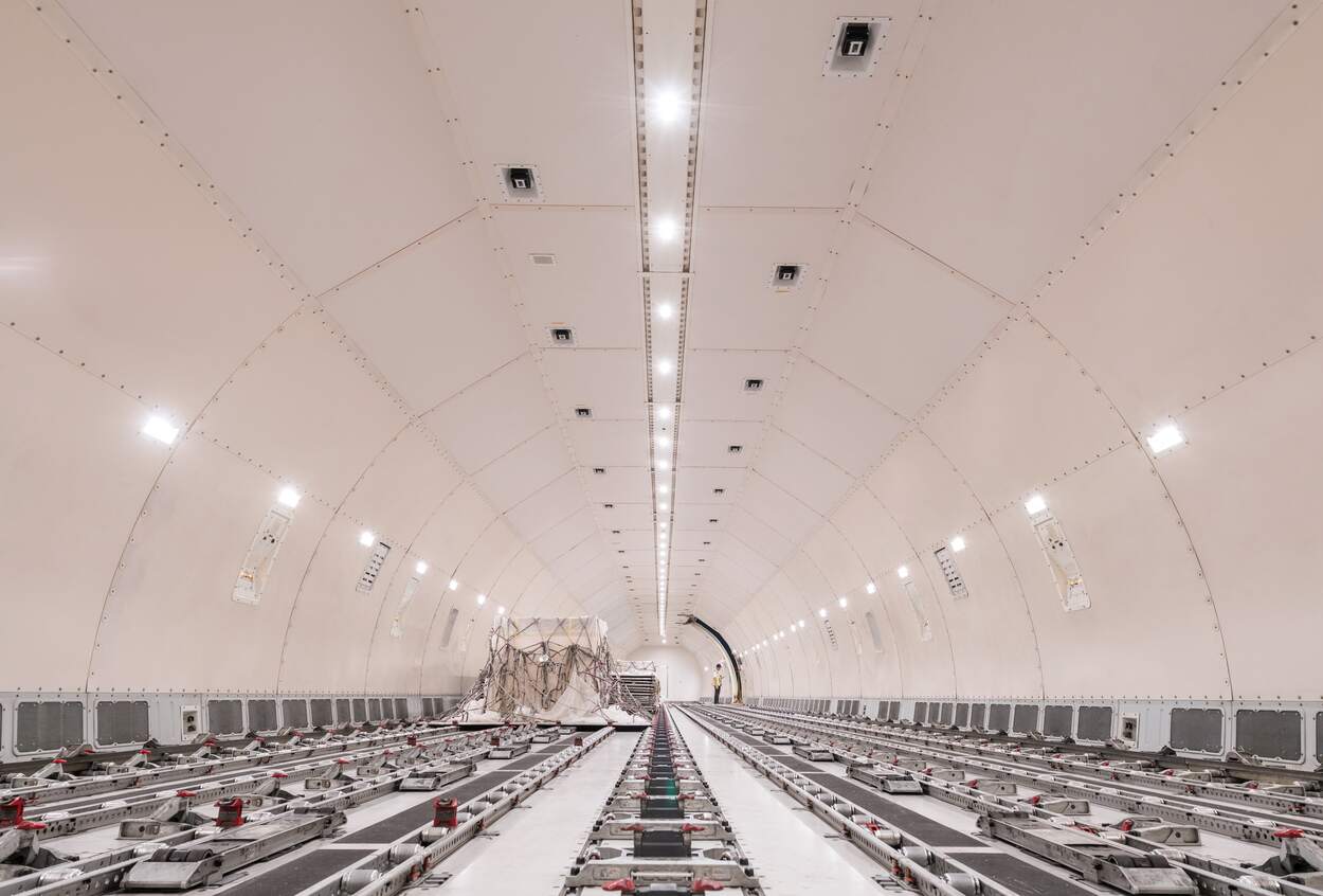 Tomt lasterom på et cargo fly